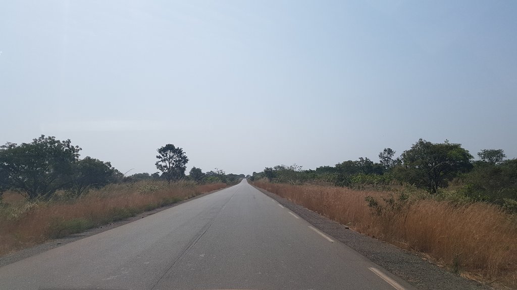  #NP I wanna dance with somebody de Whitney Houston. Juste envie de descendre sur cette route et danser comme une folle, avec un fou qui me love bien-sûr  #roadtrip  #HauteGuinée  #Day4