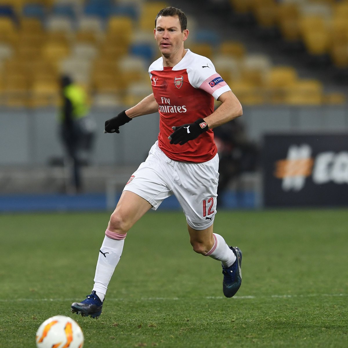 Arsenal's tweet image. Who fancies winning a teamsheet signed by yesterday's @EuropaLeague Man of the Match, @LichtsteinerSte? 🙋‍♂️🙋

We've got 2️⃣ to give away - all you need to do is RT this to enter 🗳

Ts and Cs 👉 bit.ly/2Q1jTJY