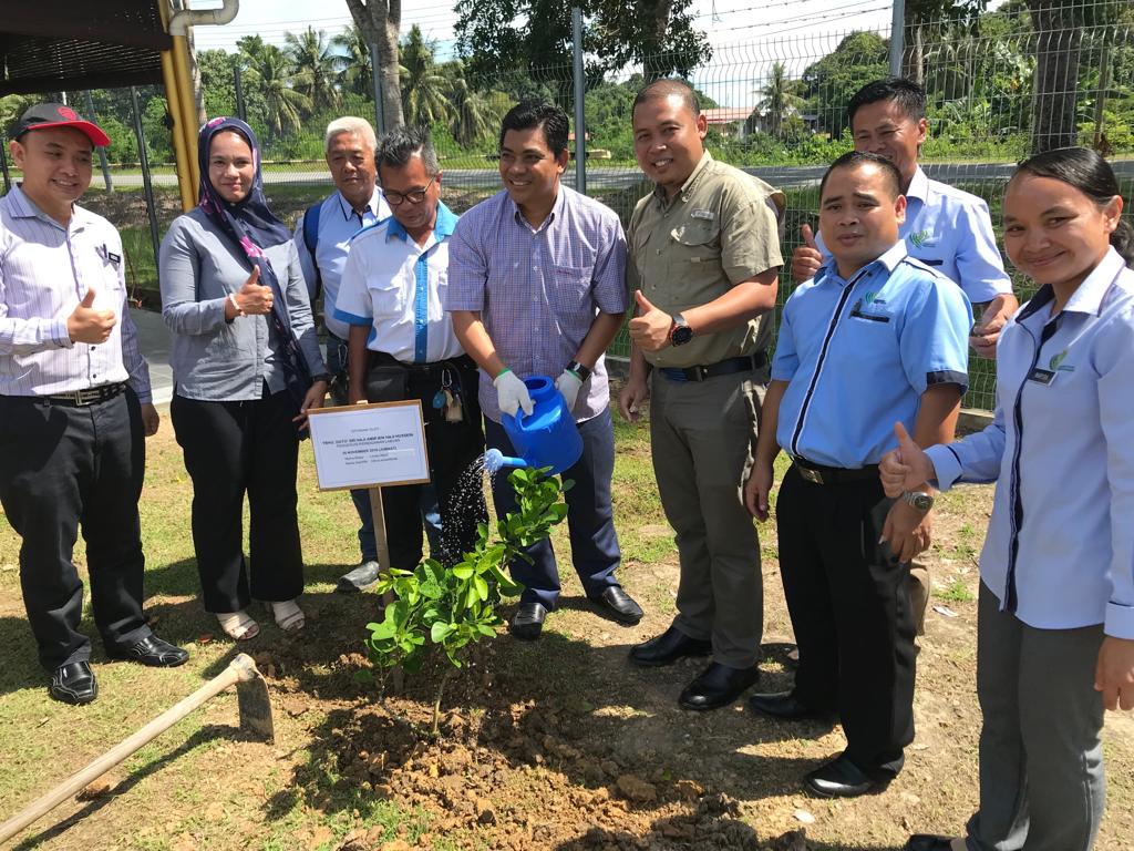 DoaLabuan's tweet photo. Lawatan Pengerusi Perbadanan Labuan ke Taman Pertanian Kilan, Jabatan Pertanian Labuan pada 30.11.2018. 
@MyDSA_official 
@moaMalaysia 
@JHarizan 
@myDOA_HQ 
@MJurijh 
@DoaLabuan https://t.co/XHTQ76zkUl
