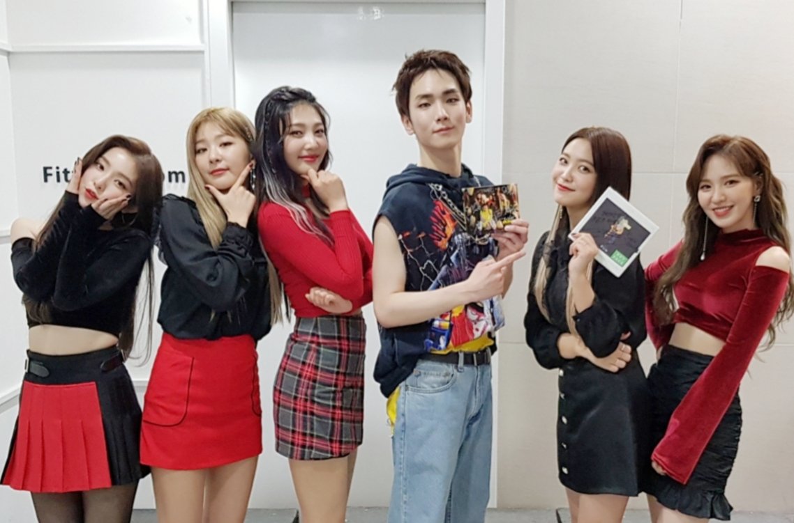 SMTOWNGLOBAL's tweet photo. [📸 #KEY &amp; #RedVelvet]
음악방송 대기실에서 
신인가수 KEY ['#센척안해'] 와 K-POP 프린세스 RedVelvet ['#RBB'] 의 훈훈한 만남!!😍

#SMTOWN 여러분☺️🤩
키의 '센 척 안해'와 레드벨벳의 'RBB' 
많이👀🎧~ 사랑해 주세요🙏🏻❤
_
#키 #OneofThoseNights #SHINee #샤이니 @shinee #레드벨벳 @RVsmtown https://t.co/wdh2NlhMNb