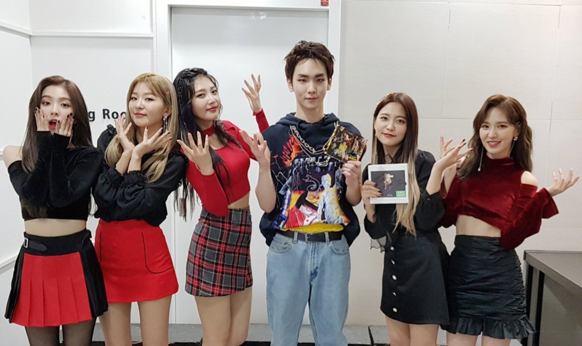 SMTOWNGLOBAL's tweet photo. [📸 #KEY &amp; #RedVelvet]
음악방송 대기실에서 
신인가수 KEY ['#센척안해'] 와 K-POP 프린세스 RedVelvet ['#RBB'] 의 훈훈한 만남!!😍

#SMTOWN 여러분☺️🤩
키의 '센 척 안해'와 레드벨벳의 'RBB' 
많이👀🎧~ 사랑해 주세요🙏🏻❤
_
#키 #OneofThoseNights #SHINee #샤이니 @shinee #레드벨벳 @RVsmtown https://t.co/wdh2NlhMNb