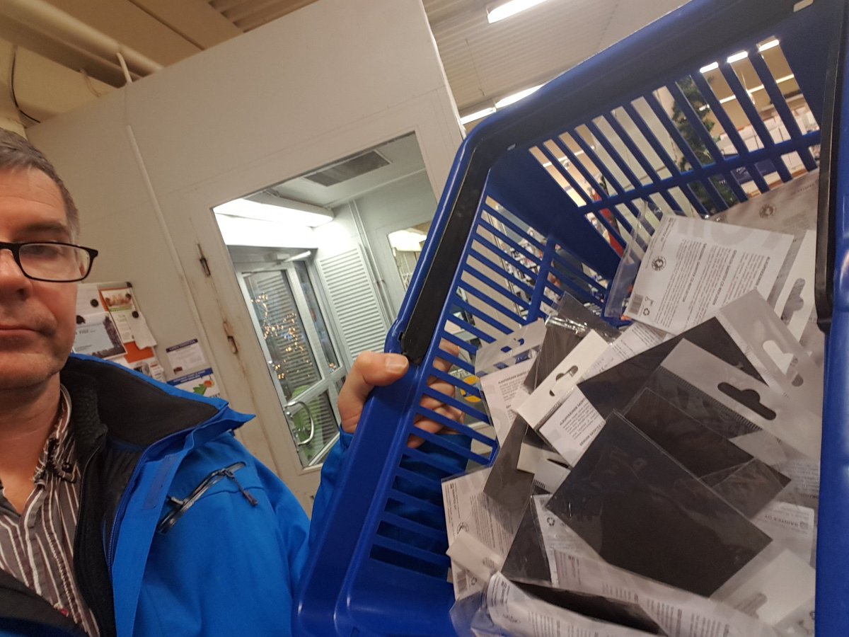JussiPohjonen's tweet photo. 110 #yrmy-heijastinta jaettu. Ja suoraan takkiin asennettuna. Tulevat näin varmuudella käyttöön.
#liikenneturvallisuus https://t.co/6IeyyanHqe