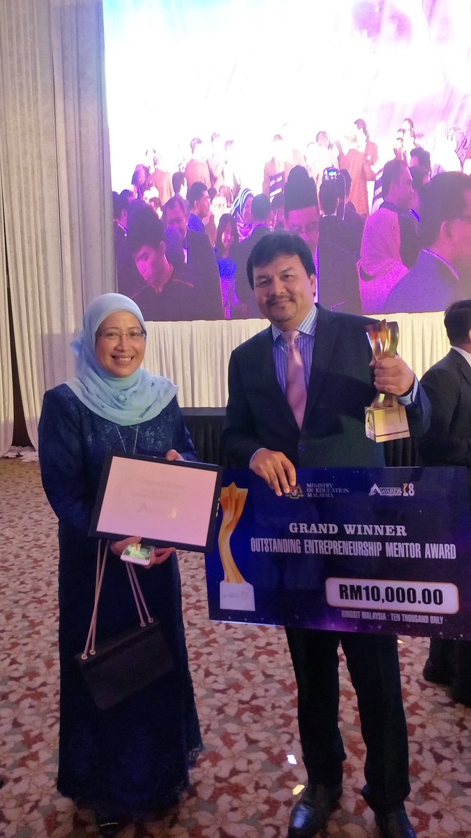 leilaniemn's tweet photo. Alhamdulillah.....
Grand Winner "Best Entrepreneurship Mentor Award"....  Prof. Dr. Mohar Yusof of Universiti Tun Abdul Razak (UNIRAZAK)
#MEA2018
Ministry of Education, Malaysia 
#UNIRAZAK https://t.co/azlgJultnN