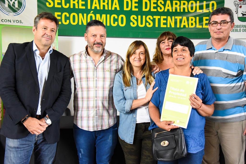 gustavomenendez's tweet image. Hoy entregamos 228 escrituras mas a vecinos #Merlenses que tanto esperaron y cumplieron su sueño ! En tiempos difíciles una alegría para nuestros vecinos ! Gracias al Director Provincial #CarlosZabala por acompañarnos ! Seguimos #JuntoAlVecino