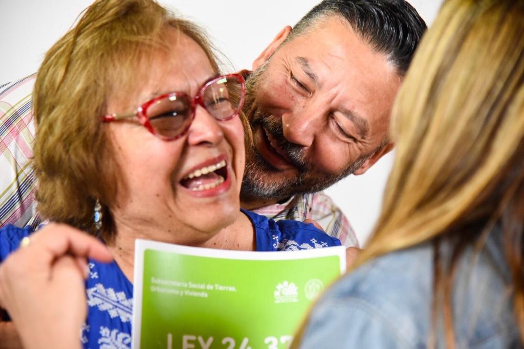 gustavomenendez's tweet image. Hoy entregamos 228 escrituras mas a vecinos #Merlenses que tanto esperaron y cumplieron su sueño ! En tiempos difíciles una alegría para nuestros vecinos ! Gracias al Director Provincial #CarlosZabala por acompañarnos ! Seguimos #JuntoAlVecino