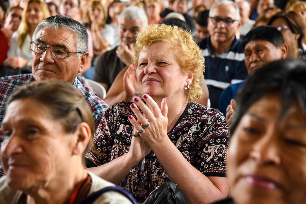 gustavomenendez's tweet image. Hoy entregamos 228 escrituras mas a vecinos #Merlenses que tanto esperaron y cumplieron su sueño ! En tiempos difíciles una alegría para nuestros vecinos ! Gracias al Director Provincial #CarlosZabala por acompañarnos ! Seguimos #JuntoAlVecino