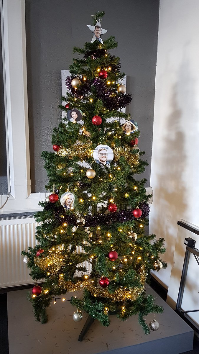 commphotopca's tweet photo. It's beginning to look a lot like #christmas in #commercialphotography @plymouthart Great tree decorating from some of our fabulous 3rd years @GeorgieLouise_ @abi_balders Eleanor Balson &amp; Sophie Guldford https://t.co/bqOkvNKoKp