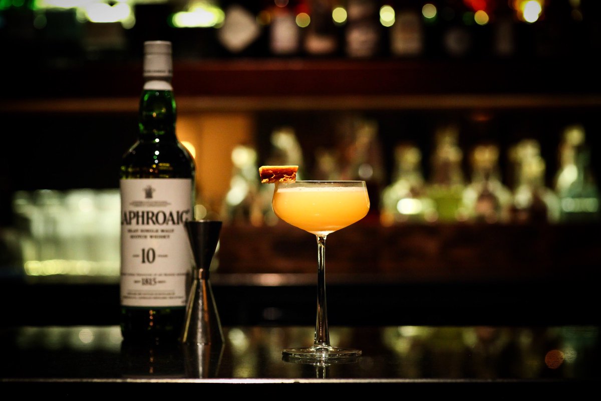 Monteithsclose's tweet image. As it’s #StAndrewsDay2018 day we feel a whisky cocktail is in order. @Laphroaig 10yo malt, bee pollen syrup, fresh ginger &amp;amp; honeycomb. Our Penicillin whisky cocktail is the perfect antidote for the weekend.