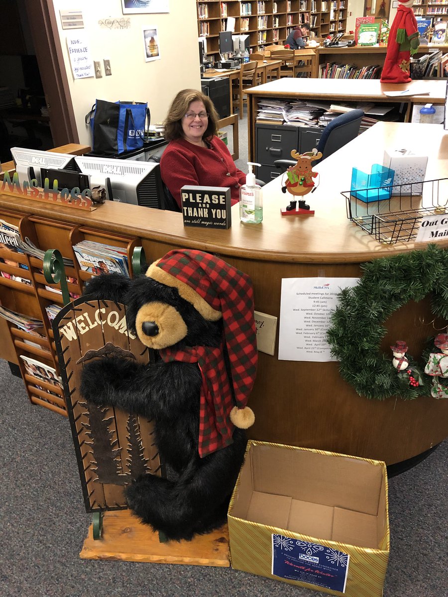 rgwiz09's tweet photo. Mrs. Hess works her decorative magic.  Happy holidays to all! https://t.co/r0R6Pz0u4g