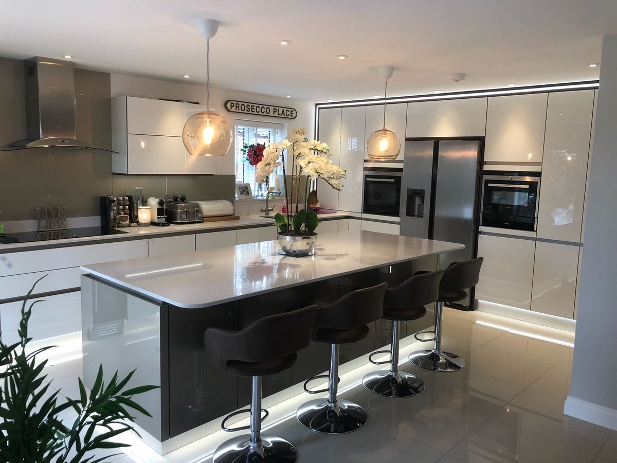 BurlinghamBlds's tweet photo. Need to make more of your garden space? Outdoor space is great but...need another bedroom, playroom for the kids, games room for the teens – something must give! Let us make the most of your garden > > > https://t.co/tvHQVYGU9E 
#GardenRooms #extensions #HomeMakeovers #GamesRooms https://t.co/kAlyo5Bbev
