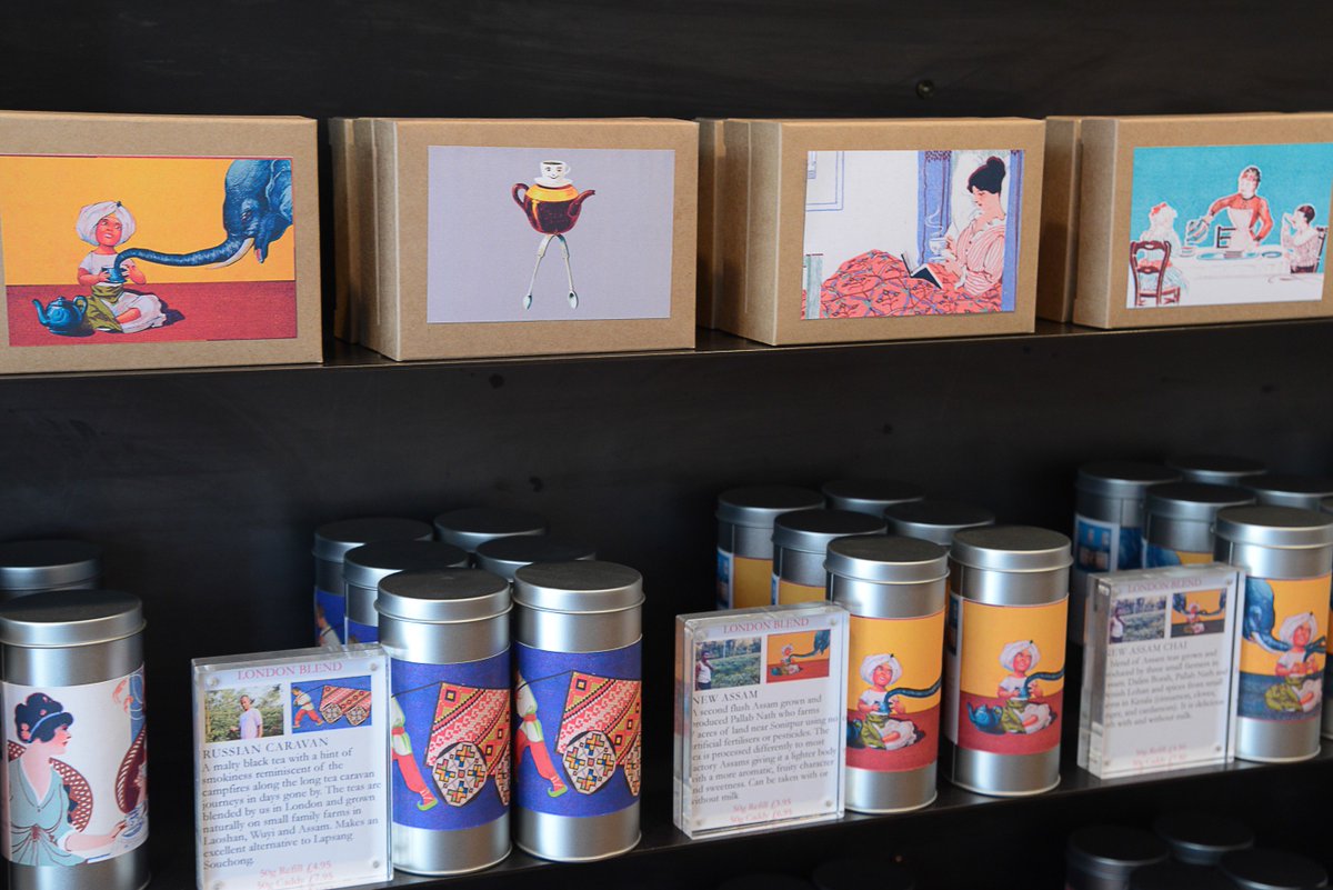 COUP DE CŒUR❤️ : Une idée de cadeau pour Noël 🎁? À #Londres, chez <a href="/PostcardTeas/">Postcard Teas</a> vers Oxford Street, achetez du thé et envoyez-le à vos proches ! Ces belles boîtes en carton illustrées peuvent contenir jusqu’à 50 g de thé🍵 et font aussi office de cartes postales✉️ !©Jérôme Plon