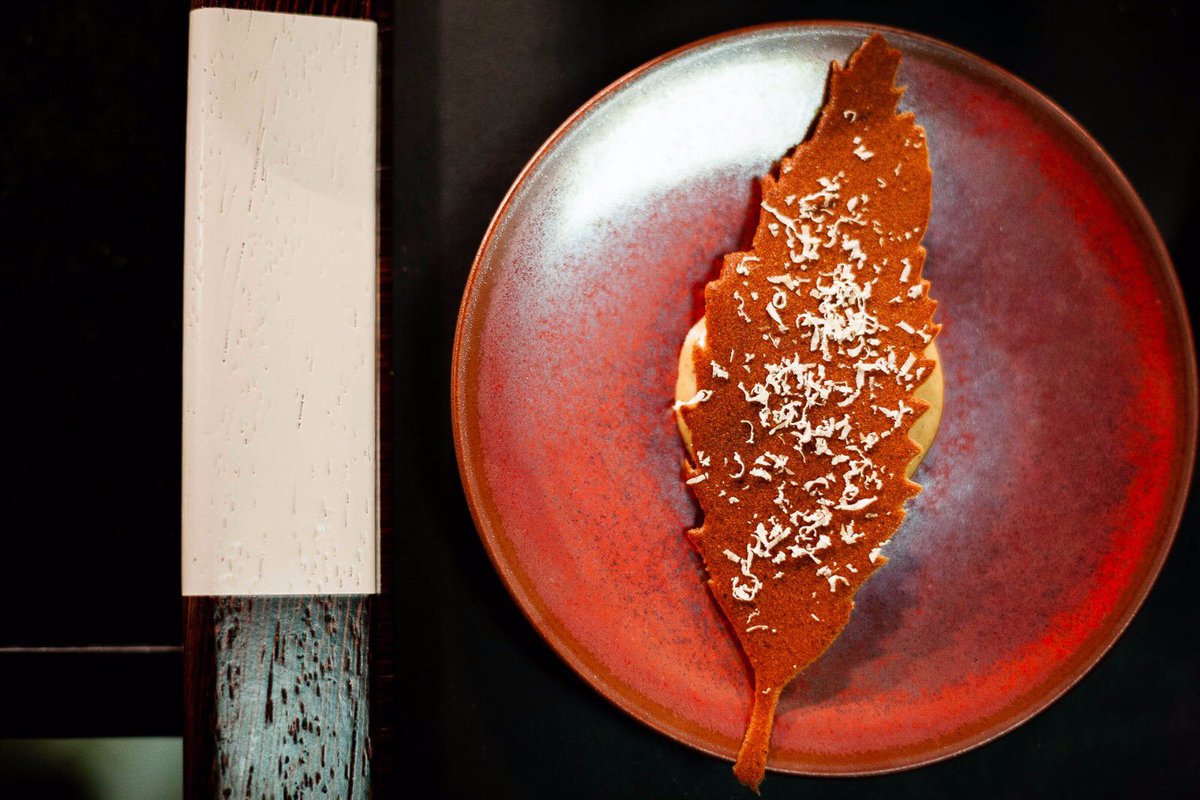 Feuille de châtaignier, crème de marron....au <a href="/PierreGagnaire/">Pierre Gagnaire</a> 6 rue Balzac à #paris #automne #cuisine