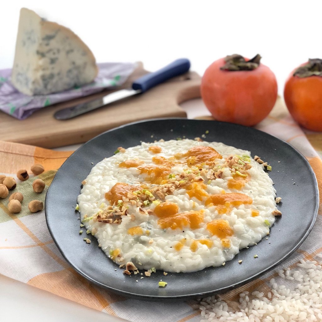 Dal blog <a href="/Ricetteracconti/">valentina masotti</a> un risotto che ha tutti i colori e i sapori dell’autunno 🍁🌾🍊 Cachi e nocciole del #Piemonte e un formaggio erborinato  di capra. L’immancabile riso di Baraggia Biellese e Vercellese DOP, in particolare il riso S. Andrea, risobaraggia.it