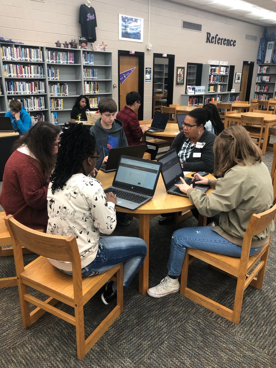 FDHSCommons's tweet image. College of Charleston Director of Admissions, Debbie Counts is in the Learning Commons this morning assisting Patriots in completing applications. @CofCAdmissions  @CofC  @FDPatriot @FDHSCounseling