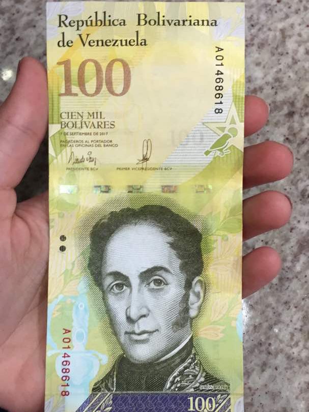 Manux6889_'s tweet photo. Este es el billete más arrecho del mundo, Dice 100 en Nro, cien mil en letras y vale 1 Bolivar. https://t.co/RjwWnwXKD2