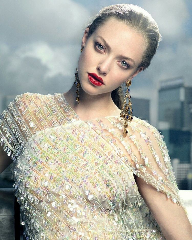 Siobhan McFadyen Looks Gorgeous in her Latest Photo shoot