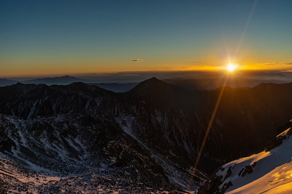 minnano_tozanki's tweet photo. 【絶景】槍ヶ岳 ~静寂の槍~

シーズン中の賑わいが嘘のようにこの時期の槍ヶ岳は本当に静かで、そこはまさしく自分一人だけの世界。
登山道も、昇る朝日も、槍の穂先も、全て独り占めできた贅沢な一日でした。
撮影日時：2018/11/27
撮影場所：槍ヶ岳
©︎山中 直樹
https://t.co/wSNyBMbZeG

#登山 https://t.co/GALW2VnVeu