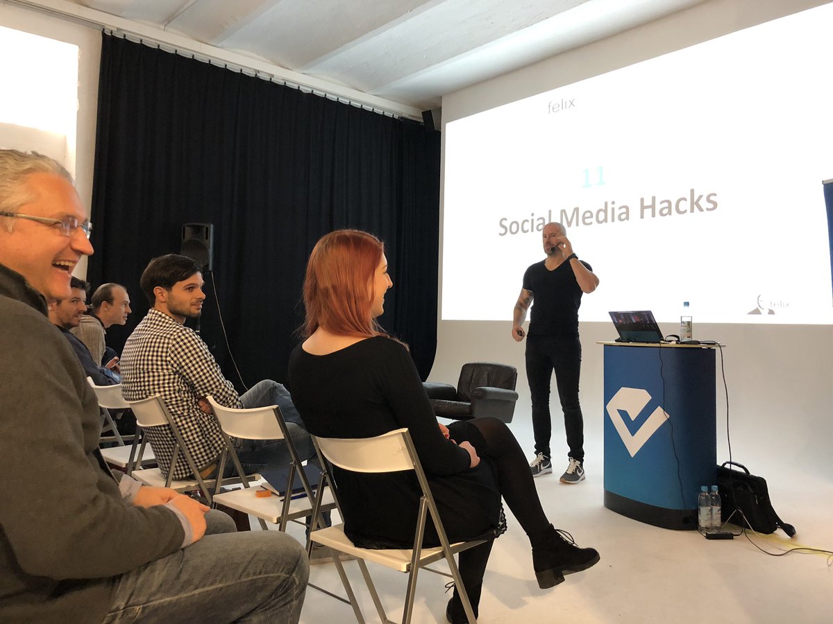 mediadonis's tweet photo. Keine Chance für Mittagsmüdigkeit :) Der fantastische Felix @beilharz mit 11 Social Media Hacks und vielen spannenden Beispielen beim #ExpertEvent https://t.co/eSvw1y3jvZ