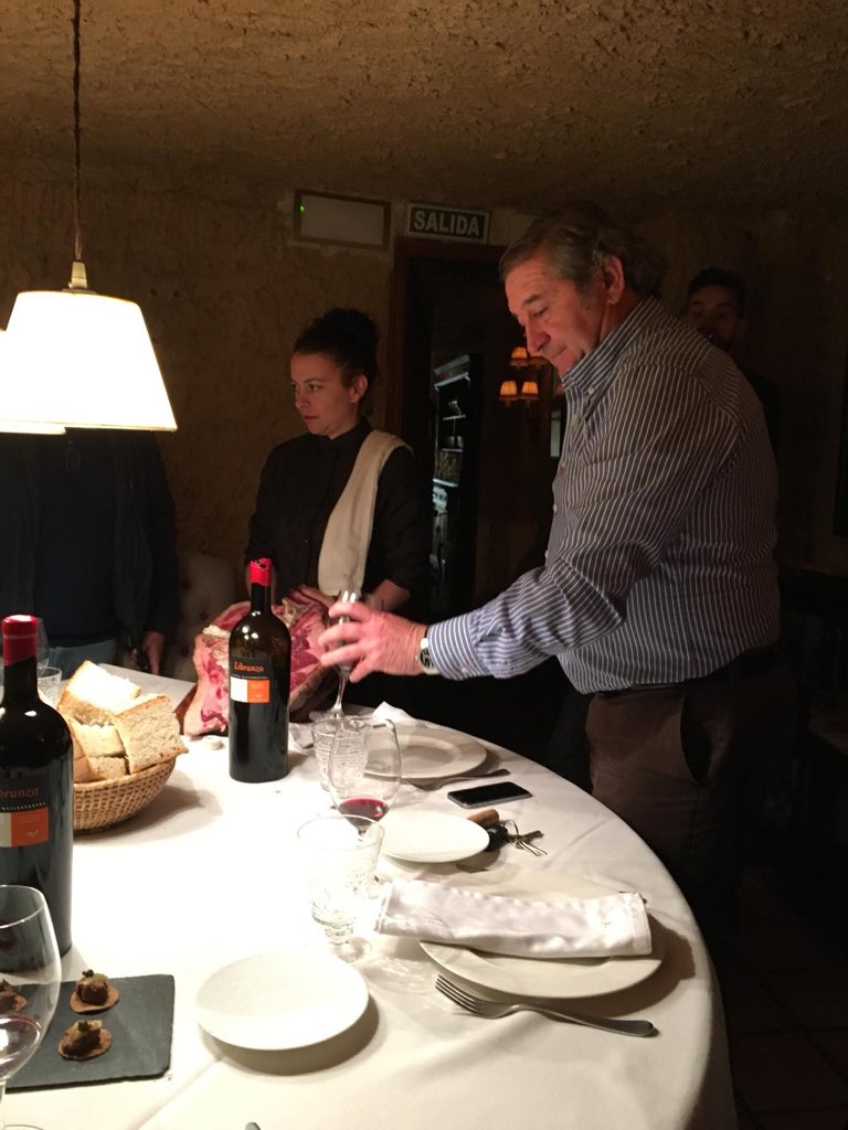 BMatarredonda's tweet photo. Bodegas Matarredonda en restaurante El capricho , Jimenez de Jamuz, Leòn. Carne y vino con mucha personalidad!! https://t.co/xDj6OIRQHD