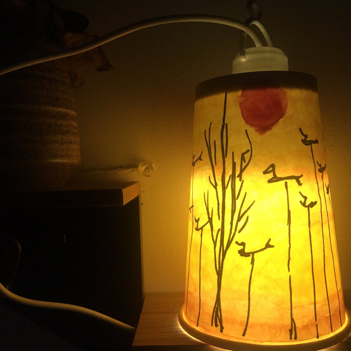 테이크아웃 종이컵에 “노을을 걷는 새”인데 술김에 강아지가 한두마리 섞였다. 다음 음주 낙서는 “하늘을 나는 개새끼로” 해야지