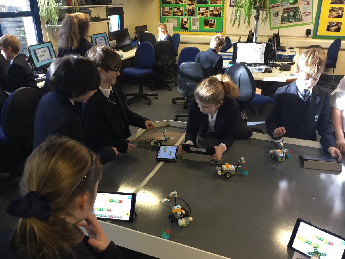 KingsCreativEly's tweet photo. Year 6 had so much fun this morning building and programming Lego. #LEGOLesson #KEJComputing #STEM #MILO https://t.co/WoolspXOyq