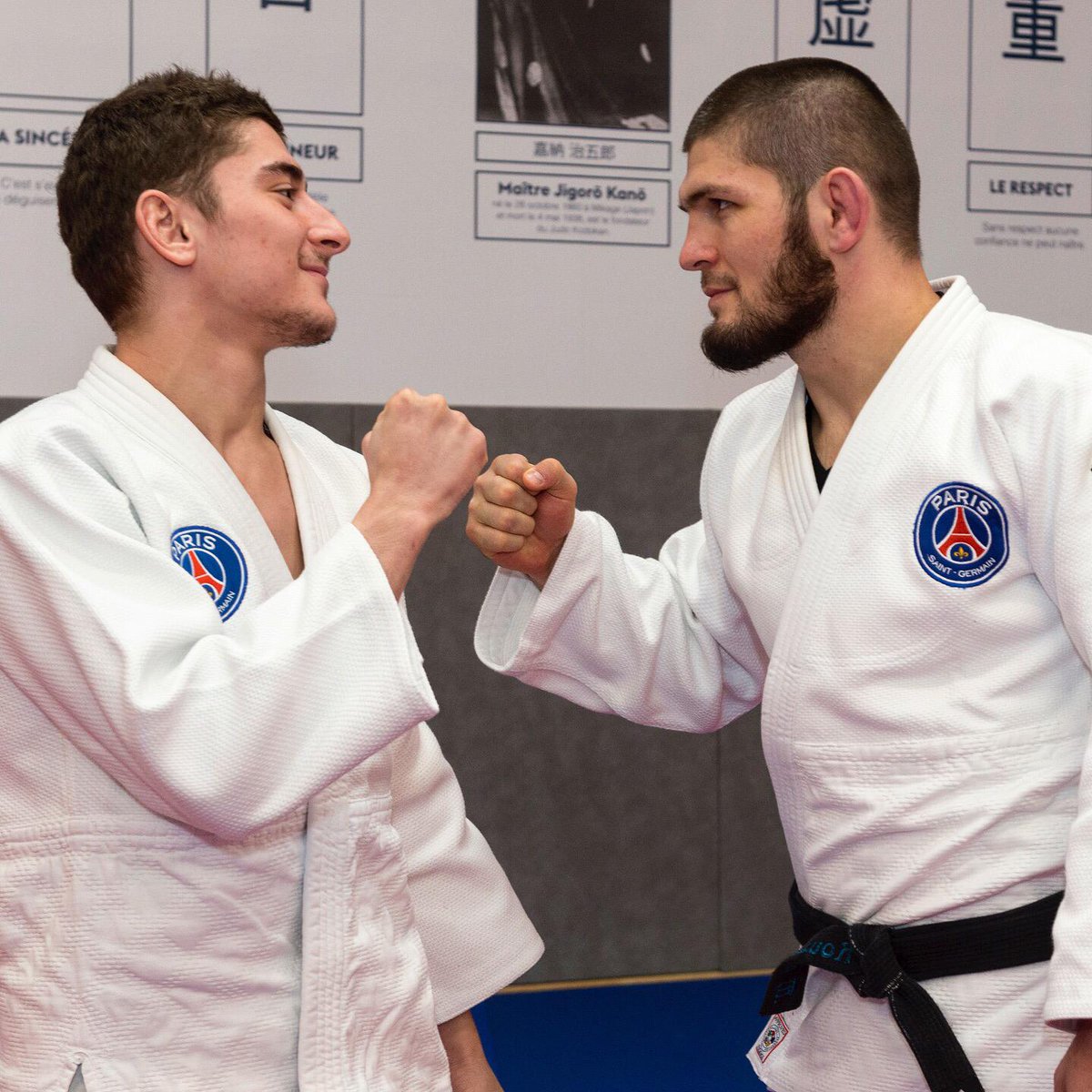PSG_Judo's tweet photo. 🥋 Un invité de marque au Dojo hier avec la présence du champion du monde #UFC des poids légers, Khabib Nurmagomedov (@TeamKhabib) ! 💪
En compagnie de Djamel Bouras et de nos jeunes judokas, Khabib a enfilé le kimono le temps d’un entraînement amical. 👍

#PSGJudo #Khabib https://t.co/QxMIu86EMw