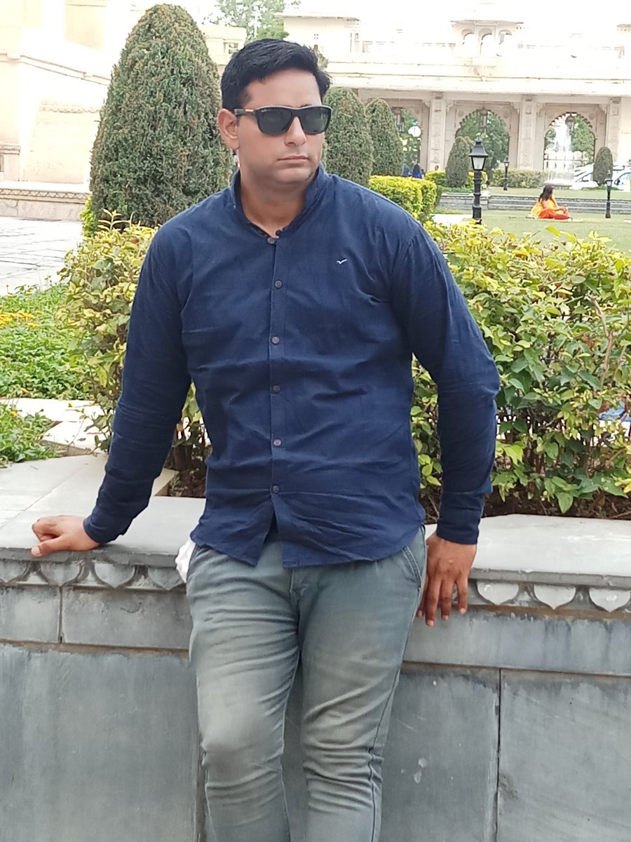Subhash18455889's tweet photo. बहुत ही आसान है जमी पर मकान बना लेना ,       
 दिल मे जगह बनाने में जिन्दगी निकल जाती हैं।  
                🇮🇳   गोदारा   🇮🇳 https://t.co/rc4onm6AfY