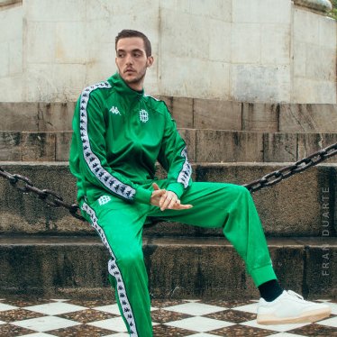 _FranDuarte_'s tweet photo. @RealBetis @KappaSport_ES A la gente del trap le debería molar. A @c_tangana le queda perfe 😂😂😂 https://t.co/GfkEORKasf