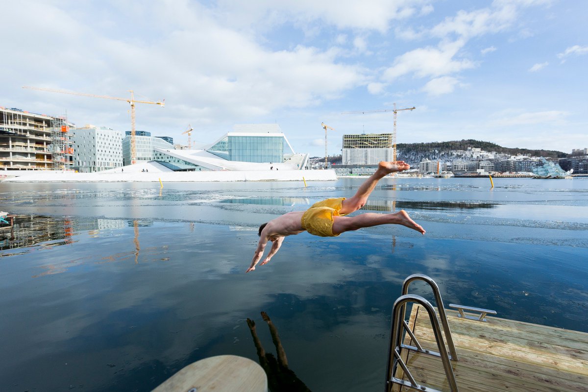 VisitOSLO's tweet photo. When you dive into ice-covered water from a floating sauna, that's the #FridayFeeling 😅 #visitoslo and check out some saunas: https://t.co/AS3oLJBgVE #ThisIsNotFinland https://t.co/m7uFuoSnY8