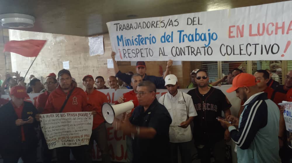 ComitePromotorM's tweet photo. EN DEFENSA DEL SALARIO Y LAS CONVENCIONES COLECTIVAS, Movilización unitaria y clasista al Ministerio al Trabajo. 🤜🤛🇻🇪🇻🇪Partido Comunista de Venezuela 
@PCV_Venezuela  #ComitéPromotorMpppst  #JuventoPCV_Venezuela @oskr278 @Kleyber1202 @renny_11246 @rpimentel59 @Chuo68 https://t.co/95T3SVox7L