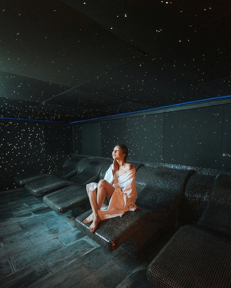 The weekend is almost here – it’s time for some celestial relaxation…🌌 

What’s your favourite feature in our Wellness Suite? 

Photo by: <a href="/theloveassembly/">Aubrey Daquinag</a> on Instagram