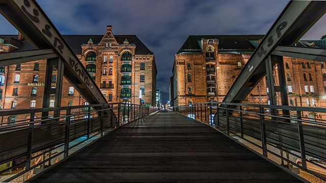 🌉An Amazing Bridge View from Hamburg🇩🇪 #lights #eveninglight #travelphotography #architecture #architecturephotography #europetravel #europe #europebrides #bridge #hamburg #hamburg_de #germany #germanytourism #vintage #vintagestyle