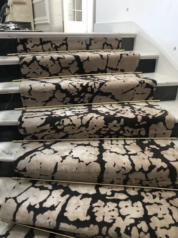 CarpetBase's tweet image. This bespoke carpet cut as a runner, with blind stitch finish and solid brass stair rods on the spiral marble staircase, improves this already stunning property. 
#runners #bespoke #bespokecarpet #marble #marblestaircase #installation #interiordesign #luxuryhomes #luxuryinteriors