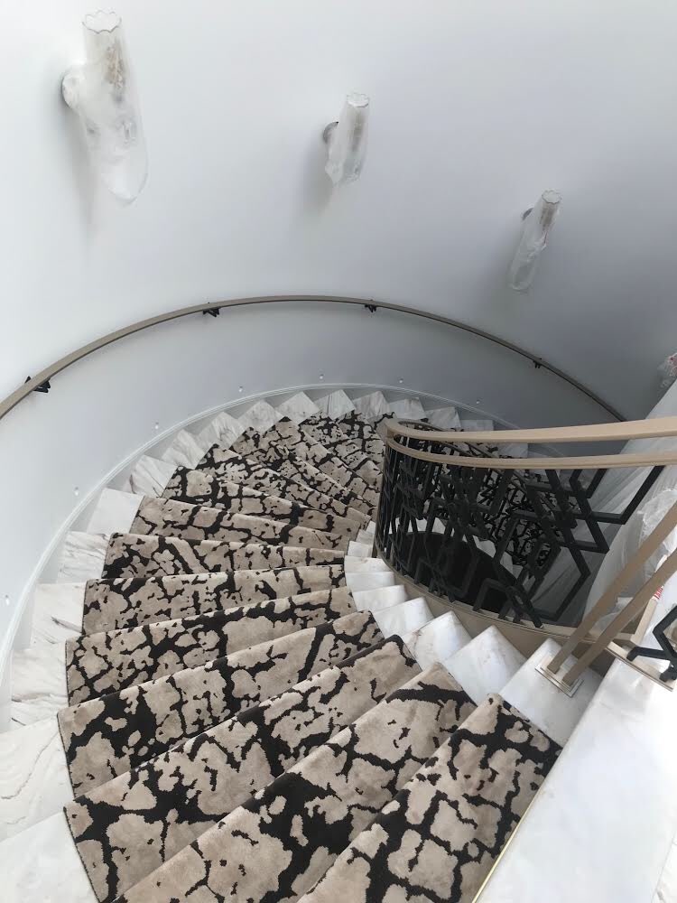 CarpetBase's tweet image. This bespoke carpet cut as a runner, with blind stitch finish and solid brass stair rods on the spiral marble staircase, improves this already stunning property. 
#runners #bespoke #bespokecarpet #marble #marblestaircase #installation #interiordesign #luxuryhomes #luxuryinteriors