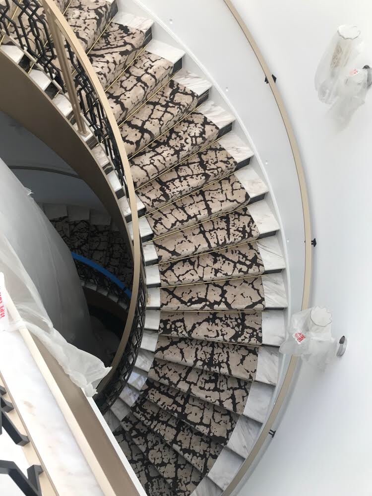 CarpetBase's tweet image. This bespoke carpet cut as a runner, with blind stitch finish and solid brass stair rods on the spiral marble staircase, improves this already stunning property. 
#runners #bespoke #bespokecarpet #marble #marblestaircase #installation #interiordesign #luxuryhomes #luxuryinteriors
