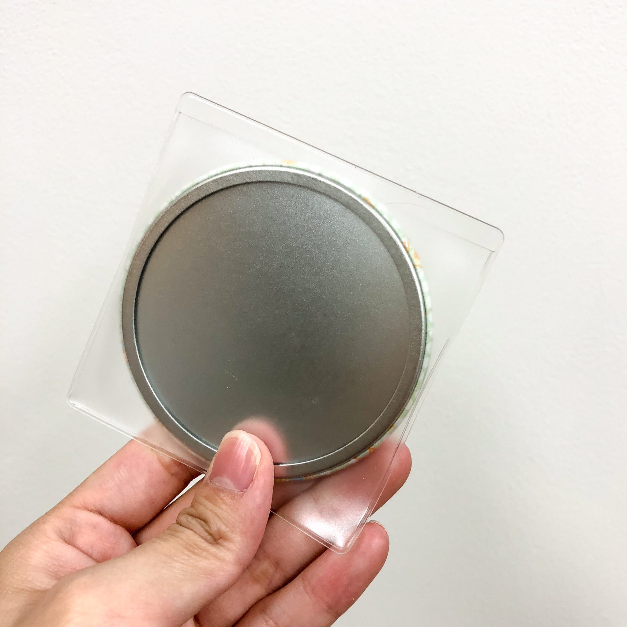 缶バッジの達人 A Twitter 新オプション絶賛準備中 缶ミラーケース 今まで何度かお問い合わせを頂いておりました 缶ミラー用ケース をオプションにて販売予定です ビニール製でミラーに傷や汚れが付かず 販売用にも便利 缶バッジの達人 缶達新商品会議