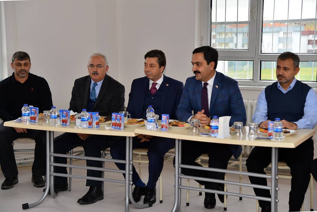 m_kendirli40's tweet photo. Kırşehir Belediyespor futbolcularını ve teknik ekibini ziyaret ettik. Hepsine ayrı ayrı başarılar diliyorum. https://t.co/PgxD0ICjaj