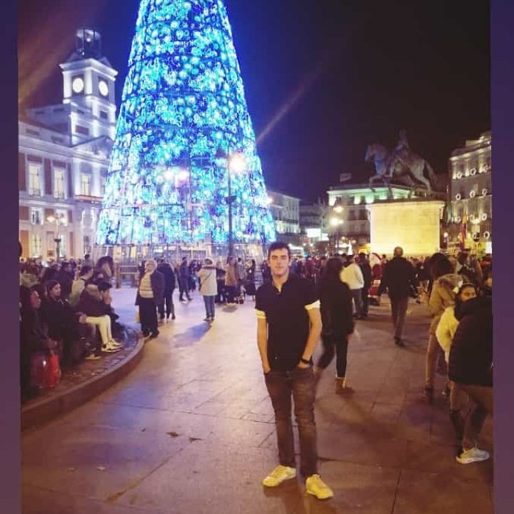 Hoy os dejo esta foto de nuestro guapisimo Edu ¡Feliz viernes a todos! 😍😍