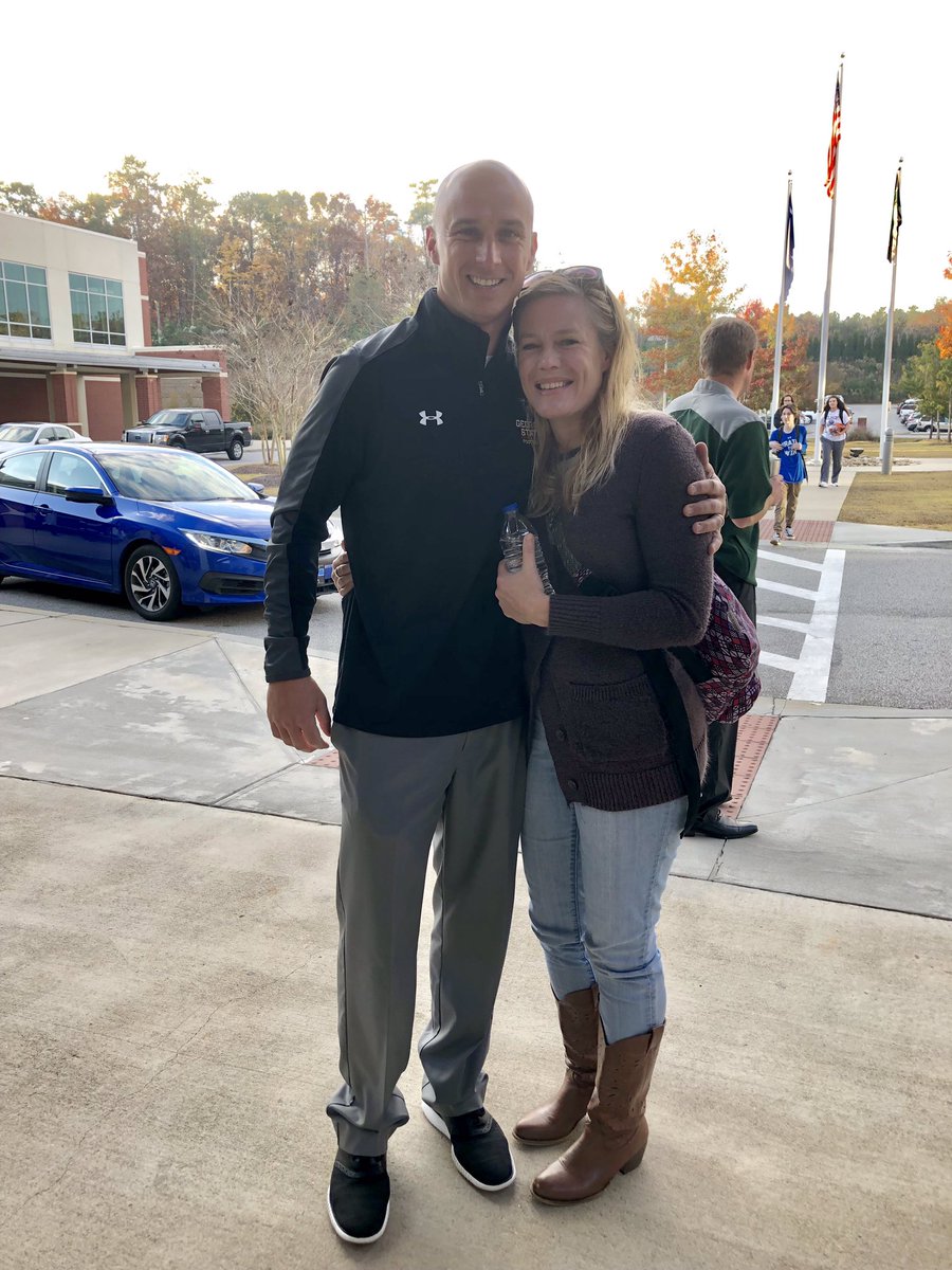 TumbleSpike's tweet photo. Great way to start the day seeing @coach_stepp @Gator_Athletics #cousinlove ❤️😁 @jscalhoun24 @PLDYER https://t.co/7yICEOedNq