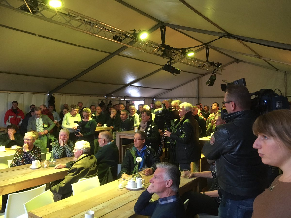 Volle bak in Oude Pekela, mensen van Dun Agro, gedeputeerde, wethouders, bouwers, architecten, boeren en vele andere belangstellenden voor t prachtige hennephuis!