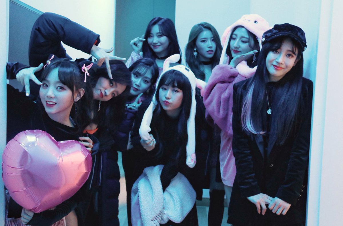 Official_LVLZ's tweet photo. [#Lovelyz] 동자아트홀에 강림한 8명의 여신들 보셨나요?😍 오랜만에 만난 #러블리너스 에 대한 반가움 때문인지 오늘따라 더욱 여신미모🌟뿜뿜🌟한 #러블리즈 럽둥이들💕과 함께한 시간, 잃어버린 행복도 찾아갈 수 있지 않았나 싶은데요👍 내일은 더 행복할 것을 약속드리며 #음악중심 에서 만나요🤗 https://t.co/n33juRHblR
