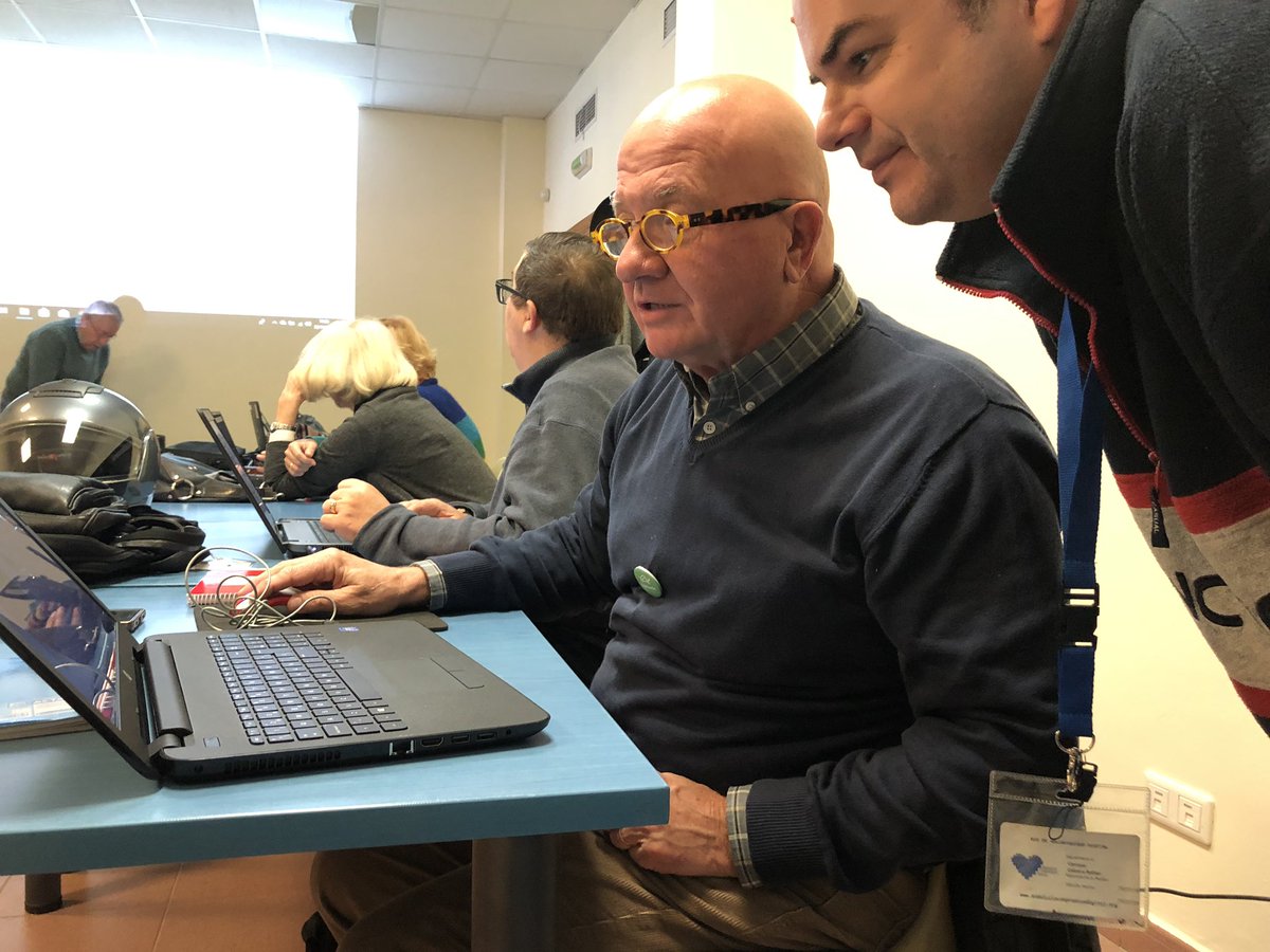 isabeldtg's tweet photo. En #CentroCivicoTorredelAgua #Sevilla Javier y Cipri comparten sus conocimientos en TICs cada viernes en su #AcompañamientoACD con la Asociación de fotografía #AFOLUS. Y tú, ¿quieres #enseñar o quieres #aprender? 😊 #ExperienciasACD @AndaluciaComDig https://t.co/wzguiA7LQq
