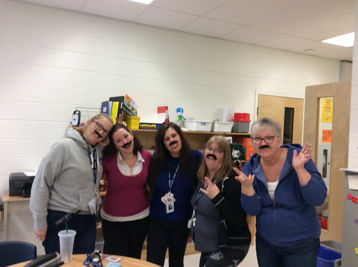 DawnKent76's tweet photo. EA  team showing school spirit. https://t.co/LvmKjBOcFJ