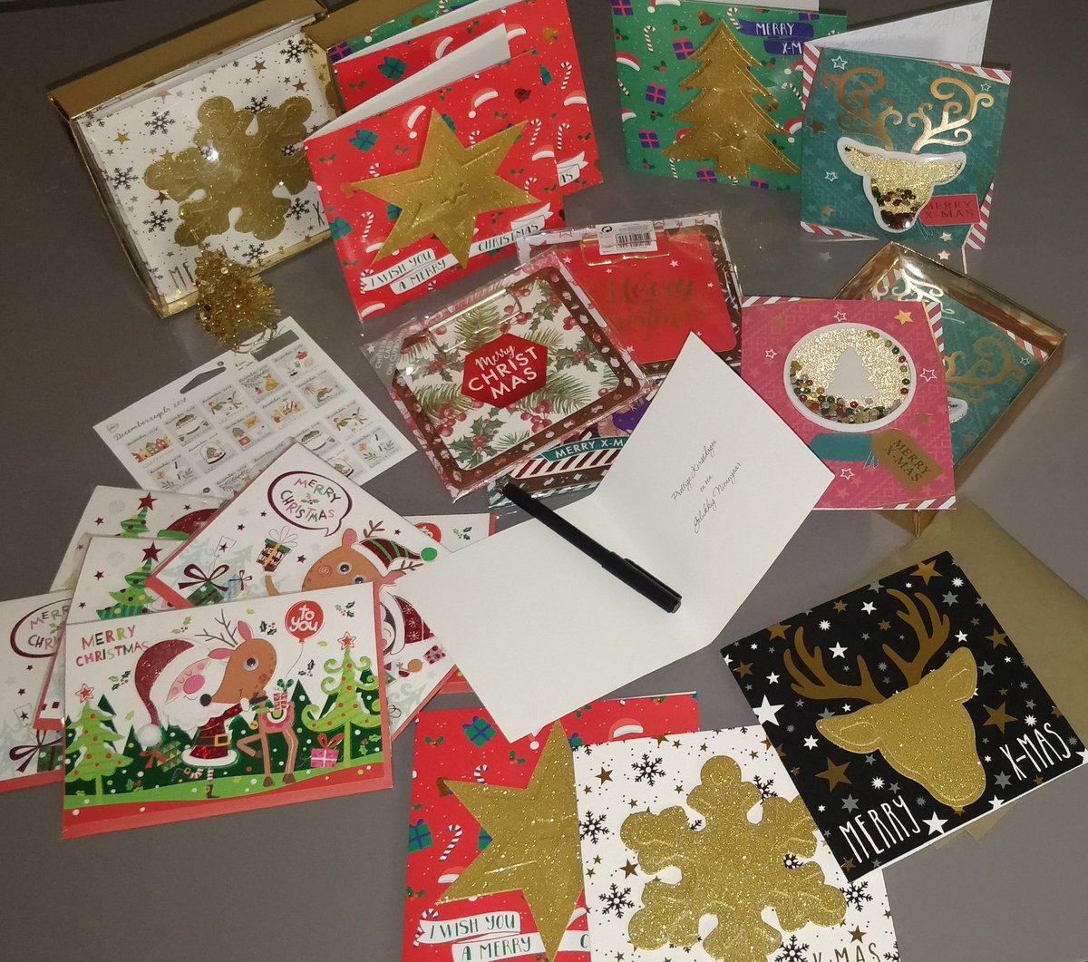 Diamantjewel1's tweet image. We gaan weer de December maand in! 
Zoals altijd verstuur ik dan wat kaartjes, ik ben gek op de kerst dusja.. Wil jij een kaartje ontvangen? Retweet dan deze tweet en wie weet ontvang jij een kerstkaartje thuis van mij! 
☃️❄️🎅🏻🎄🎁