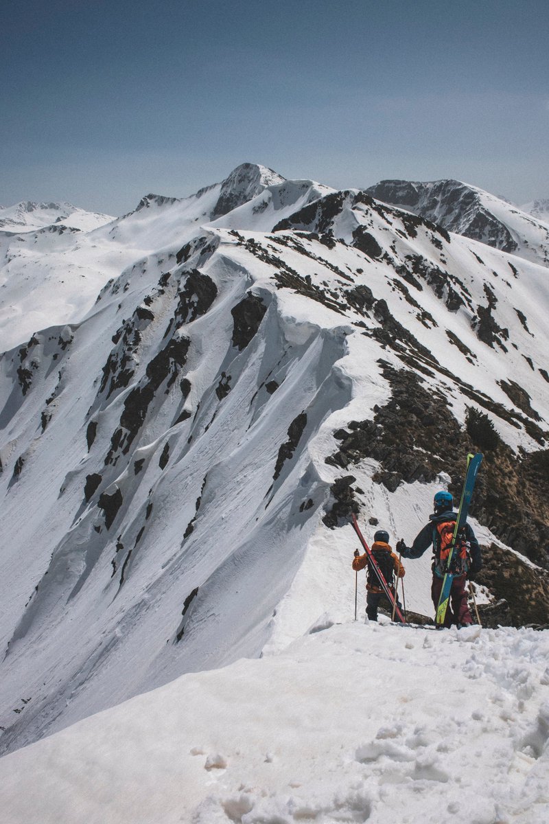 Freerando avec Golin Gomez 
 A la recherche des pentes en Bulgarie l'hiver dernier
 instagram.com/colin.gomez/
 📷@perwingaardsjoqvist
 fritschi.swiss/fr/athletes/
 lesothers.com/ligne-pentes-b…
 #neige #freerando #skirando
 #FritschiSwiss #Tecton12 #Swissmade
