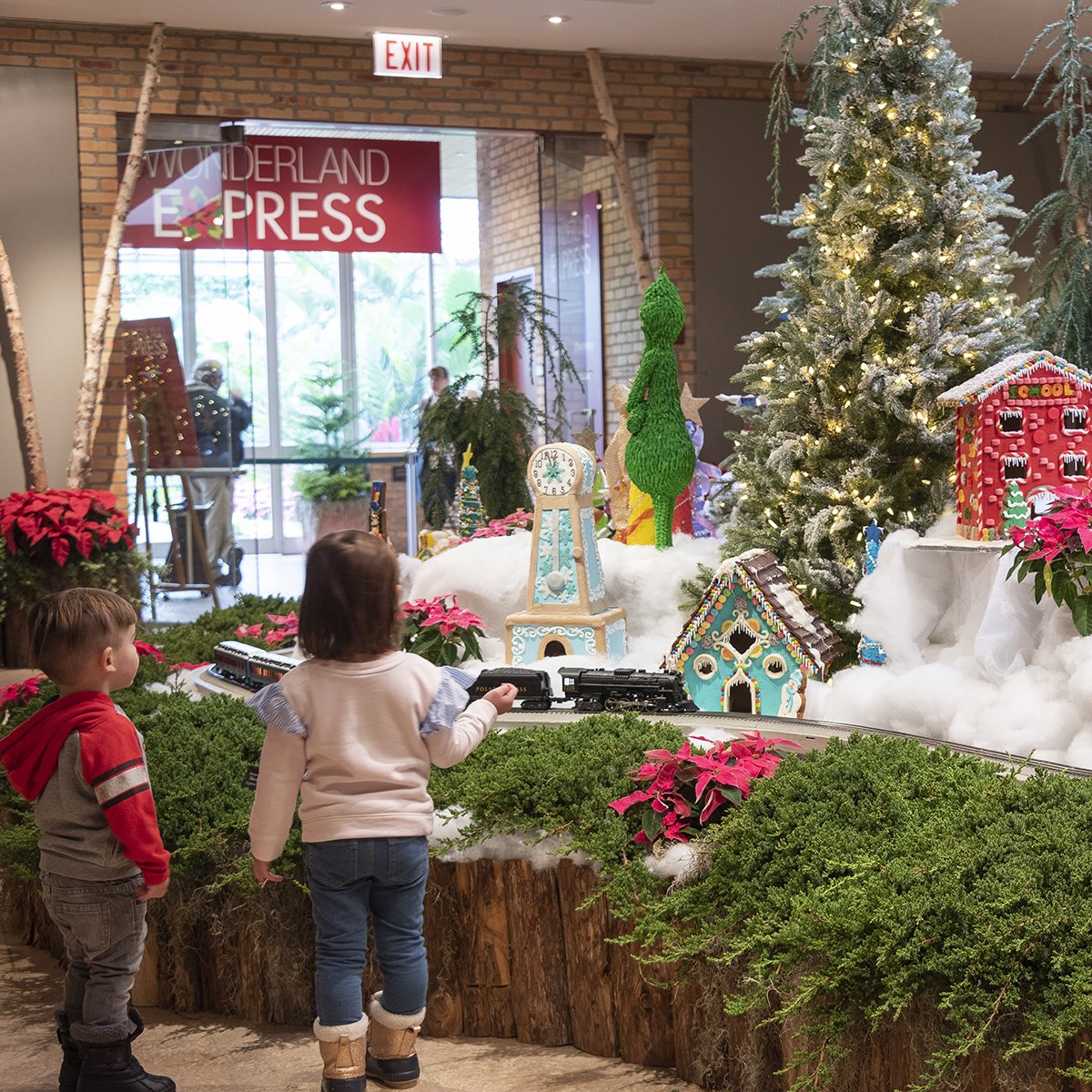 chicagobotanic's tweet photo. Do you smell the gingerbread leading you into Wonderland Express? That's thanks to Deerfield's Bakery who created our gingerbread display. Catch a ride through Jan. 6. https://t.co/LNkHKjZILW #Deerfieldsbakery #CBGWonderland https://t.co/bjlu8n0aZ1