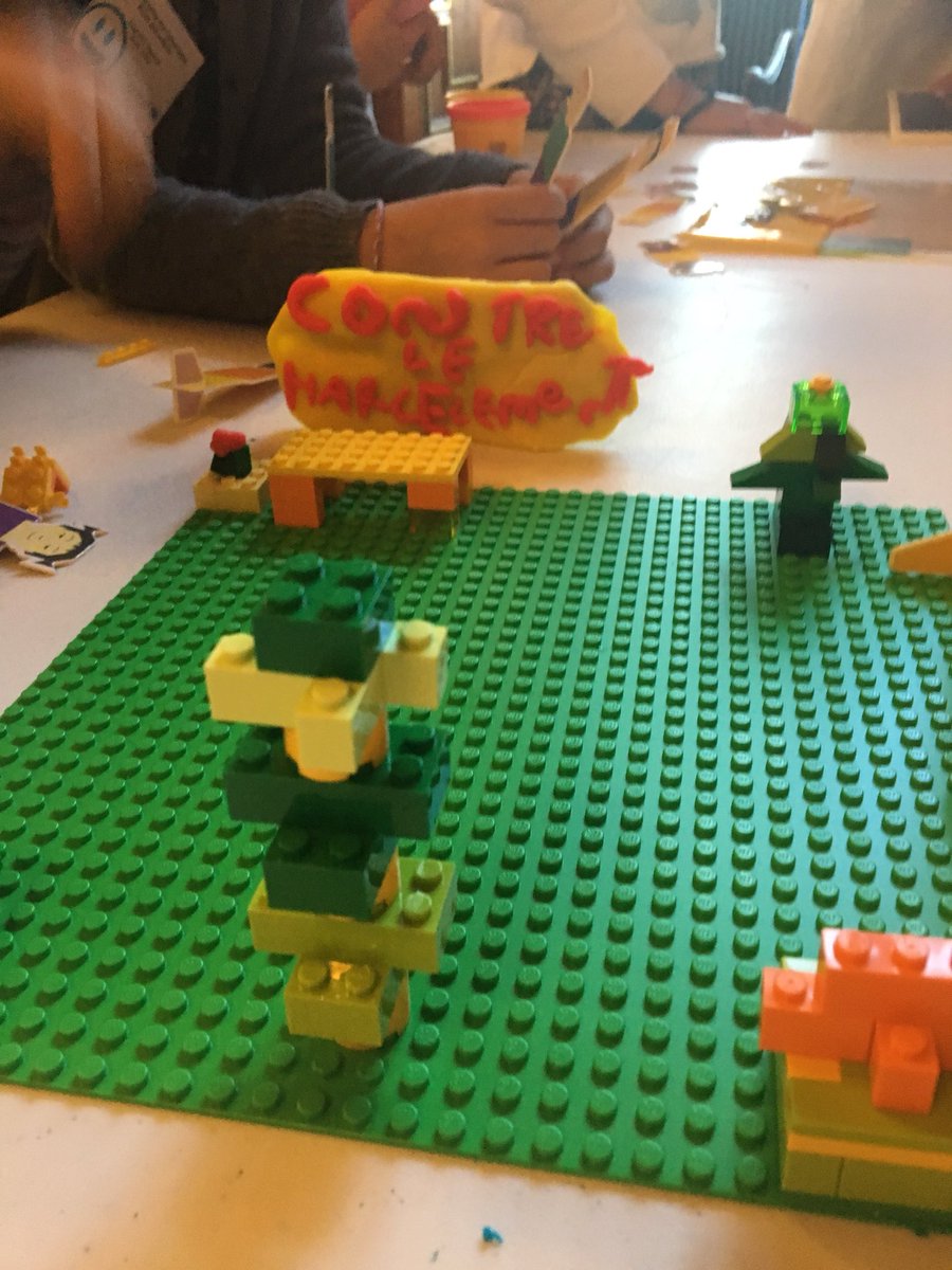 JulieZrlth's tweet photo. La 14eme rencontre des Collectivités amies des enfants @UNICEF_france c’est aussi ça : des enfants qui prototypent des solutions contre le harcèlement avec la méthode @bpossibles #RCAE2018 https://t.co/DB9r8QQv3t
