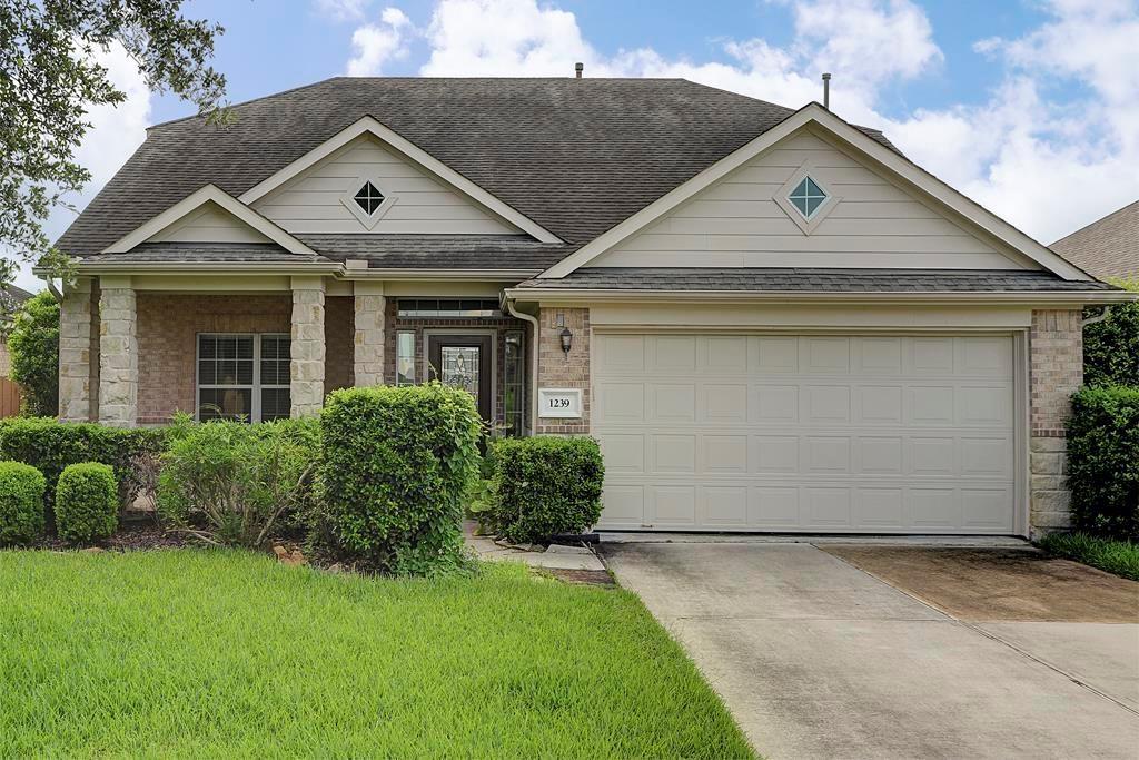 SimienProp's tweet photo. Take advantage of the #weather this #weekend and schedule a #showing with us! You don't want to miss out on these hot #properties! https://t.co/Yi03hXgJbi https://t.co/JeMu8k0D4W