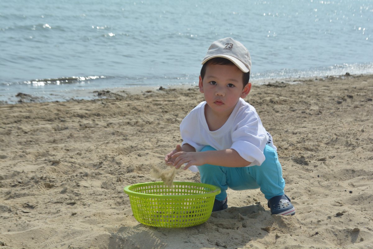 Talal_Ahmed92's tweet photo. (Competition photo) Throw back Qatar Sustainability Week 2018 #QSW2018. This lovely kid participated with us in Al Wakra peach cleanup camaign on the 2nd of November 2018. @QGBC #Qatar #SDGs https://t.co/Dly3rc8f79