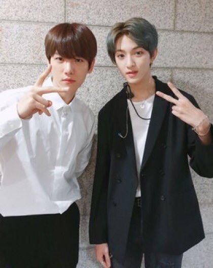 Bong Jaehyun changed his phone wall paper to the photo he took with Baekhyun 